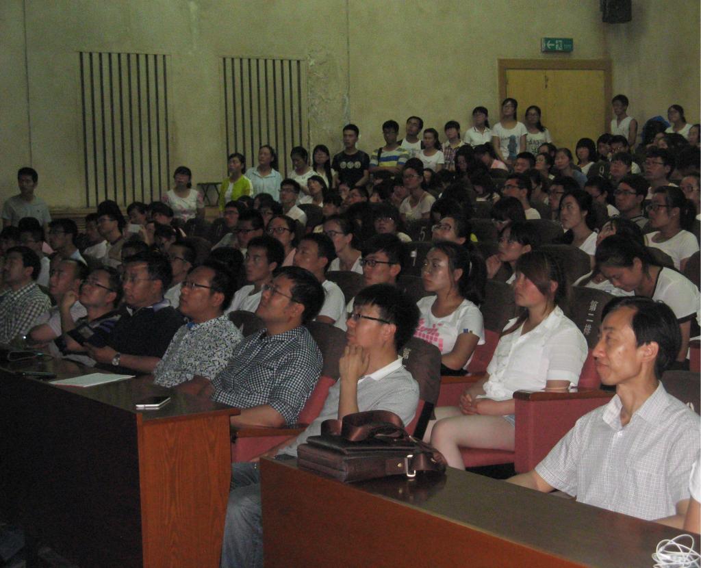 bat365师生认真听取汪教授作报告
